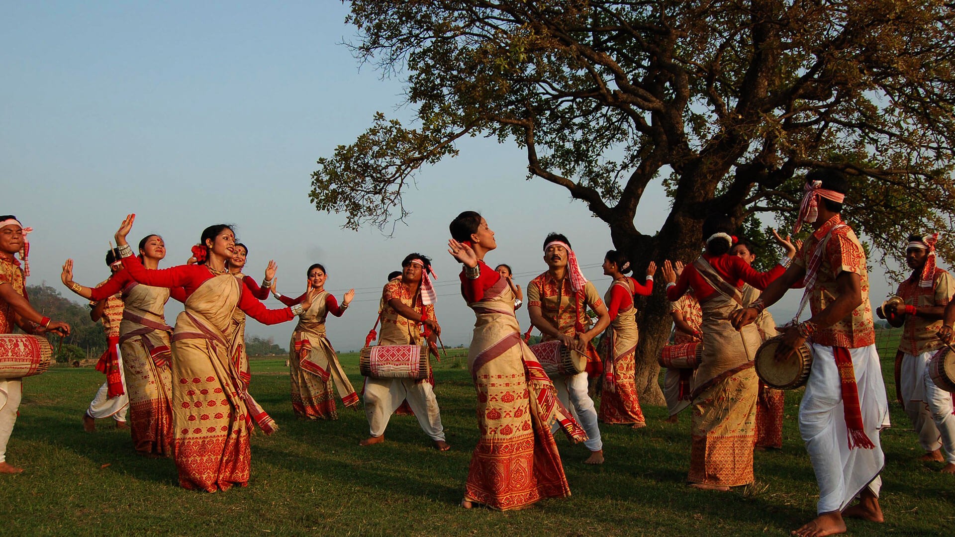 Bihu - 愛、喜び、幸福のアッサムの祭り 