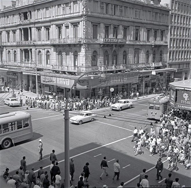 Un viaje fotográfico a la Atenas de los años 60 