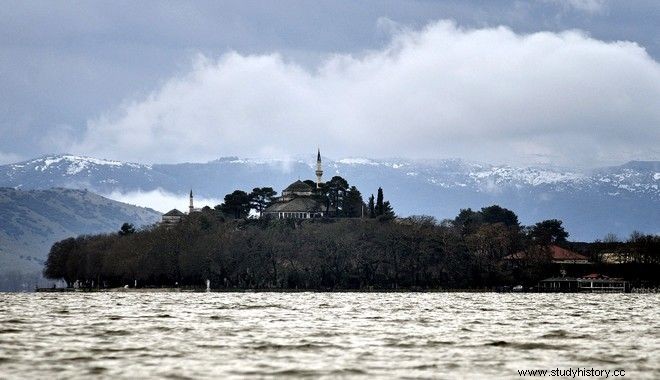 ヨアニナ島:カロロス・パプーリアスが埋葬される名もなき島 