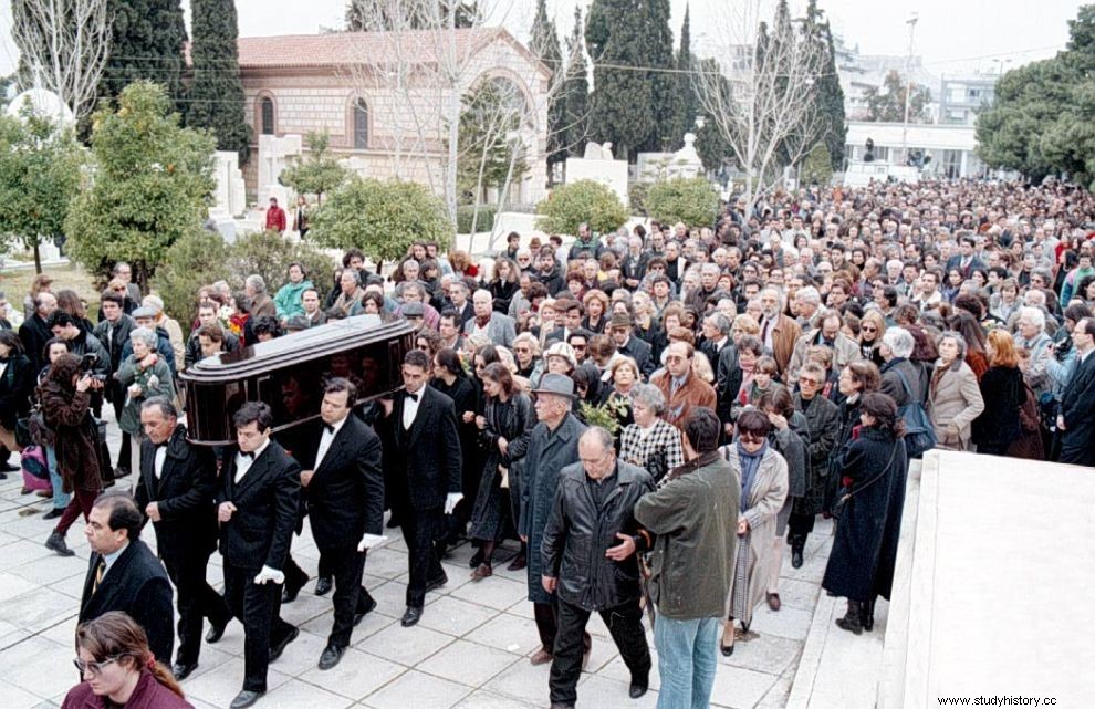 Elytis nos mostró los soles y las tinieblas de Grecia. Murió hoy en 1996. 