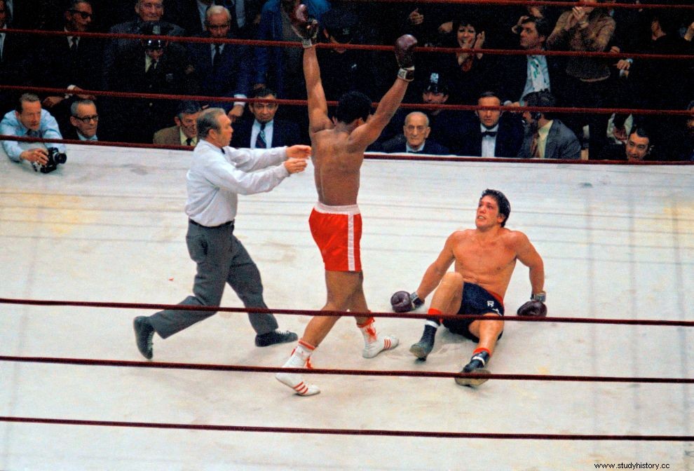 Cuando el invicto Muhammad Ali fue derrotado por Joe Frazier 