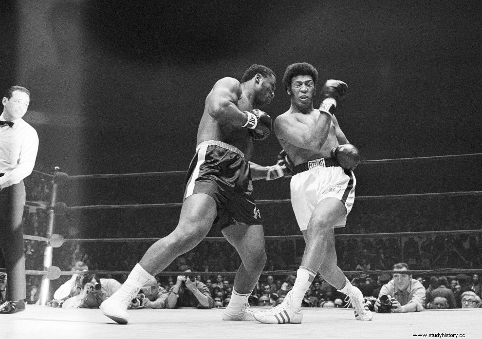 Cuando el invicto Muhammad Ali fue derrotado por Joe Frazier 