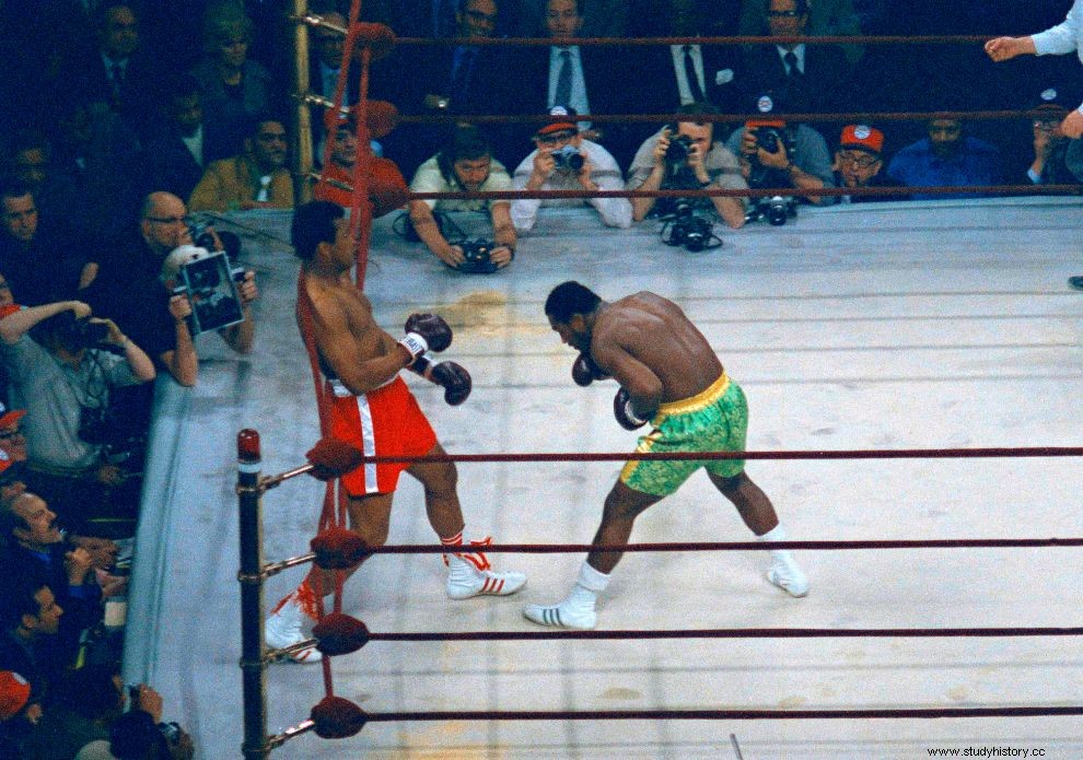 Cuando el invicto Muhammad Ali fue derrotado por Joe Frazier 