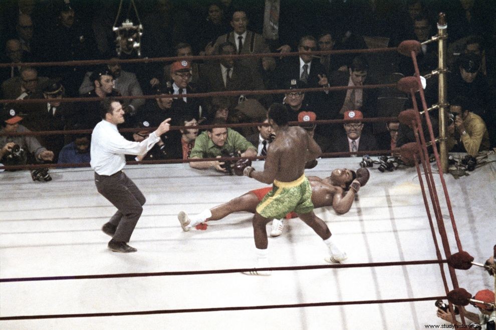 Cuando el invicto Muhammad Ali fue derrotado por Joe Frazier 