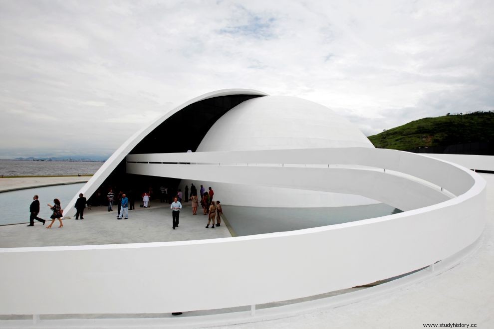 Oskar Niemeyer, un arquitecto visionario. Vivió hasta los 105 años y creó edificios asombrosos. 