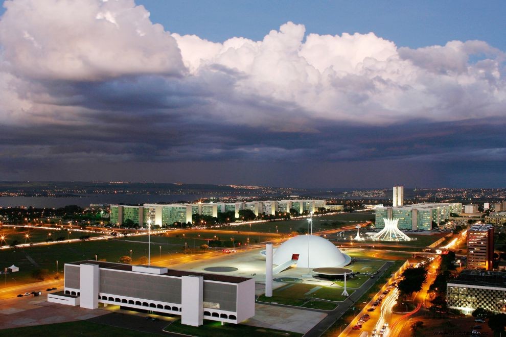 Oskar Niemeyer, un arquitecto visionario. Vivió hasta los 105 años y creó edificios asombrosos. 