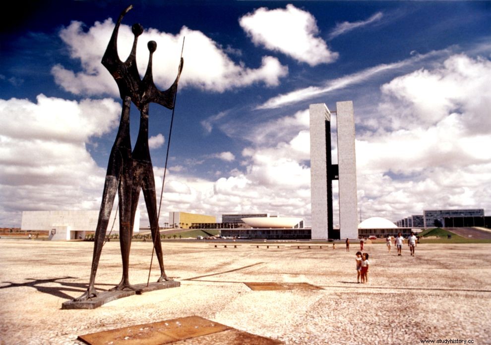 Oskar Niemeyer, un arquitecto visionario. Vivió hasta los 105 años y creó edificios asombrosos. 