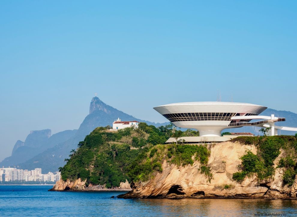 Oskar Niemeyer, un arquitecto visionario. Vivió hasta los 105 años y creó edificios asombrosos. 