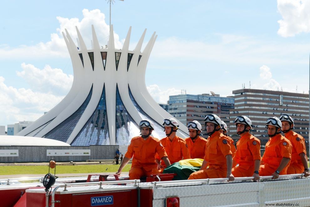 Oskar Niemeyer, un arquitecto visionario. Vivió hasta los 105 años y creó edificios asombrosos. 