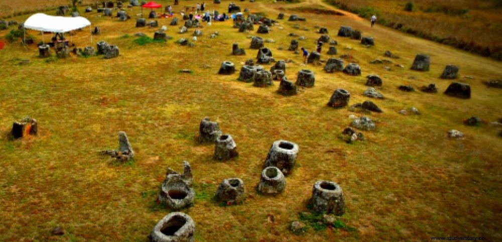 LAOS. Entierros de 2.500 años encontrados en la misteriosa Llanura de las Jarras 