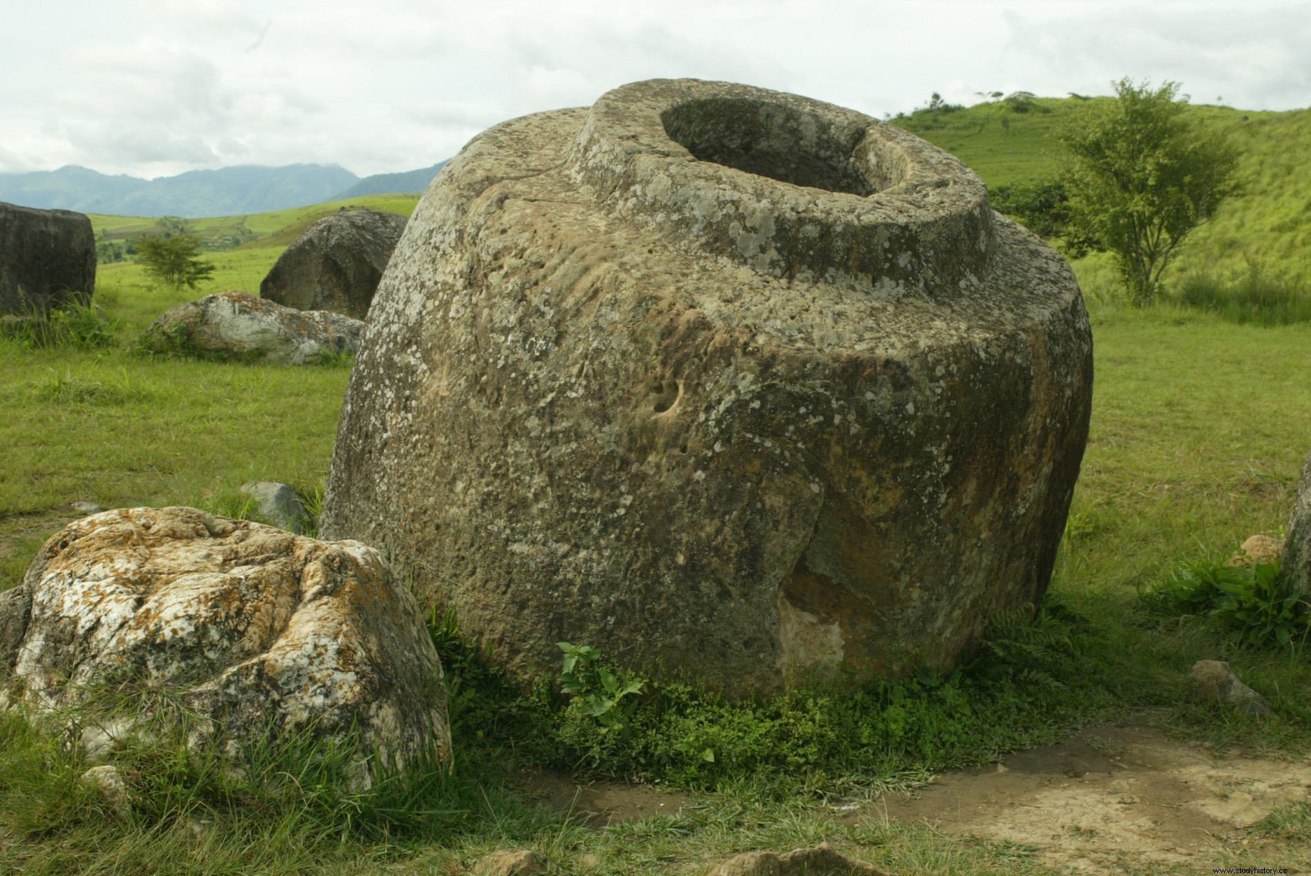 LAOS. Entierros de 2.500 años encontrados en la misteriosa Llanura de las Jarras 