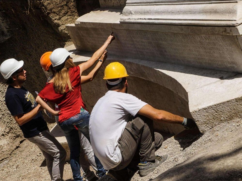 Descubrimiento en Pompeya de la tumba de un rico mecenas que organizaba luchas de gladiadores 