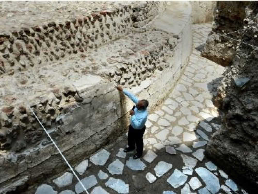 アステカの神殿と球技場がメキシコシティで発見 