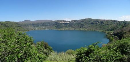 ¿Hay un tercer barco de Calígula en el fondo del lago Nemi? 