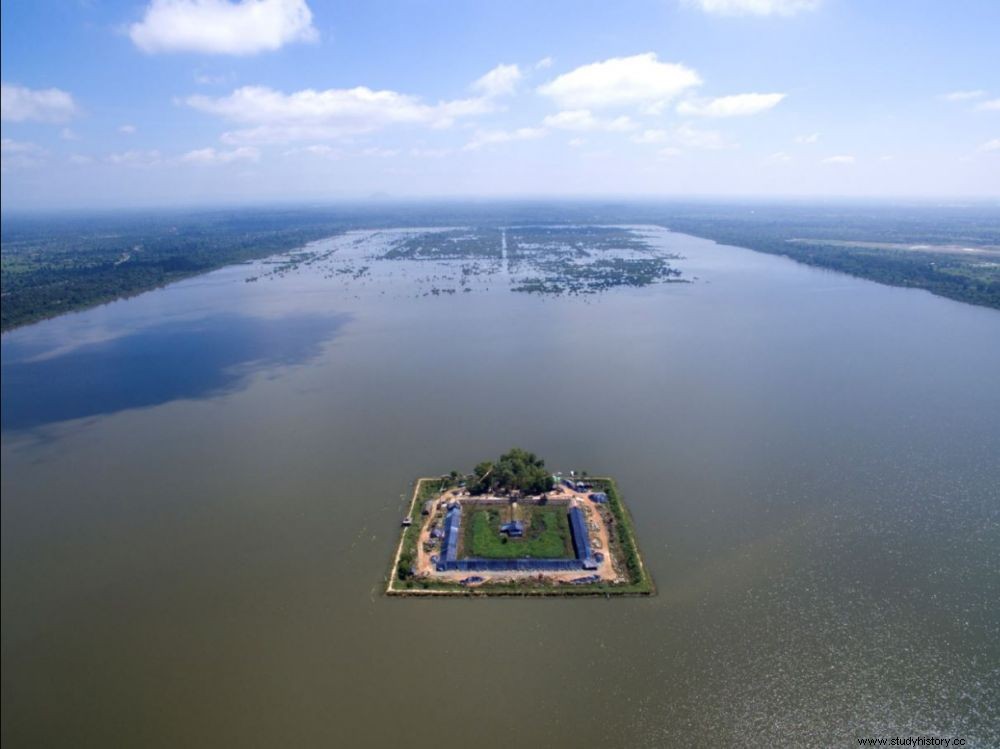 En Camboya, Francia restaura un templo del siglo XI situado en medio de las aguas 