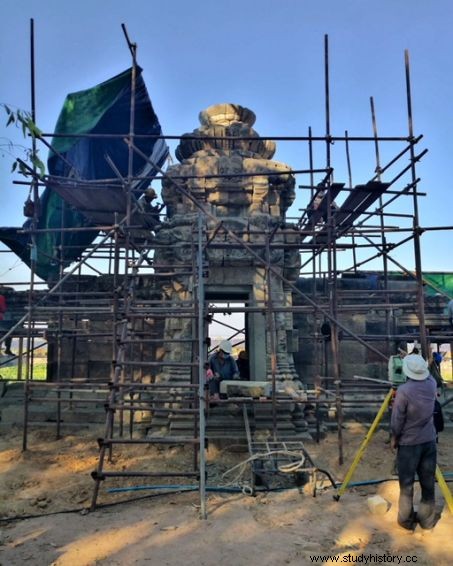 En Camboya, Francia restaura un templo del siglo XI situado en medio de las aguas 