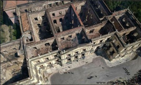 リオ国立博物館の火災：ブラジルの心に響く 