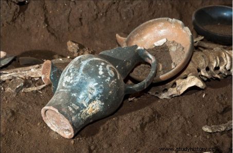 ローマ近郊で発見された興味深い古代の埋葬地 