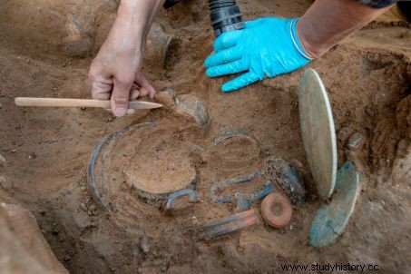 コルシカ島で発見された謎のエトルリア人の墓が語り始める 