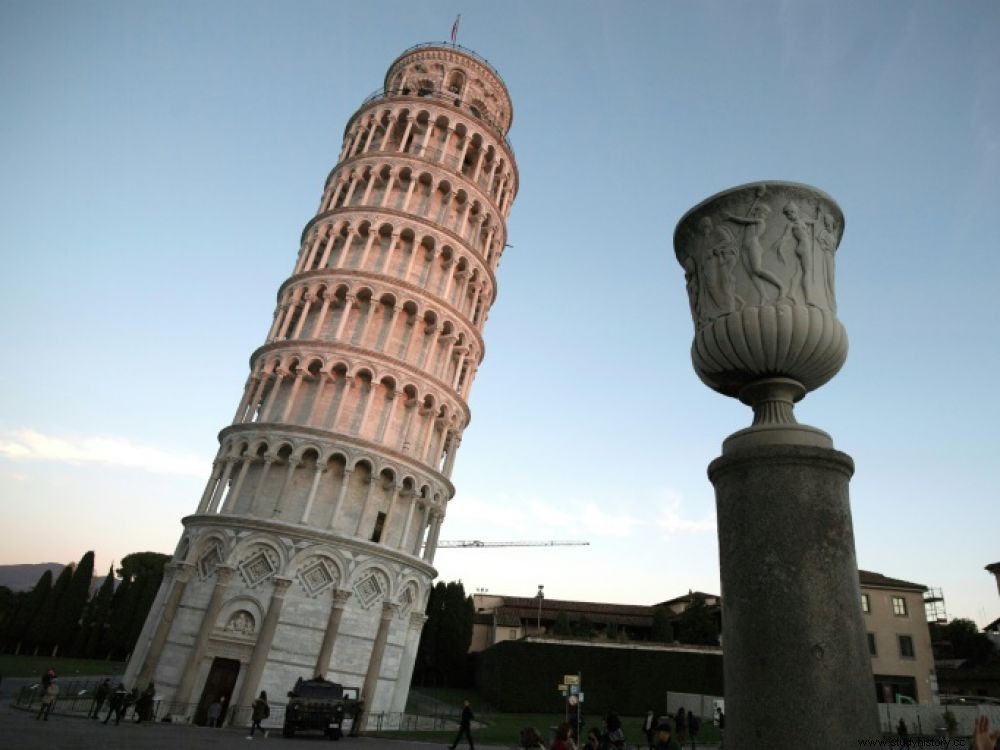 Por qué la Torre Inclinada de Pisa se inclina y endereza suavemente 