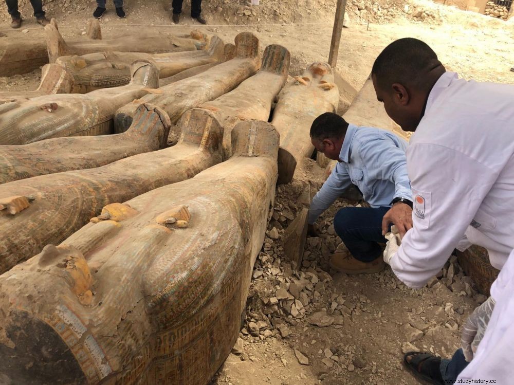 Más de 20 sarcófagos encontrados intactos en una sola tumba en Luxor, Egipto 