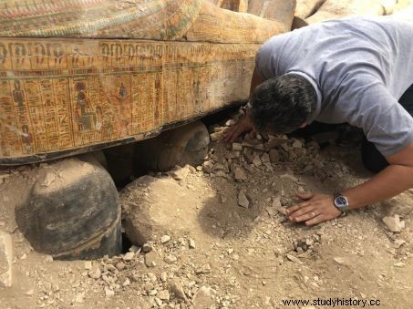 Más de 20 sarcófagos encontrados intactos en una sola tumba en Luxor, Egipto 