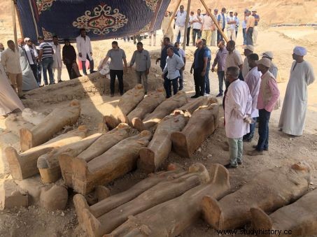 Más de 20 sarcófagos encontrados intactos en una sola tumba en Luxor, Egipto 