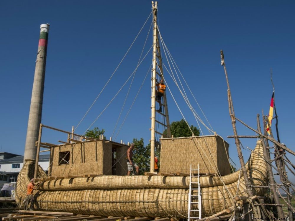 Un barco de totora para cruzar el Mediterráneo 