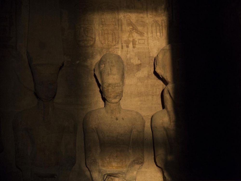 Egipto:22 de febrero, cuando la estatua de Ramsés II, en Abu Simbel, es irradiada por los rayos del sol 