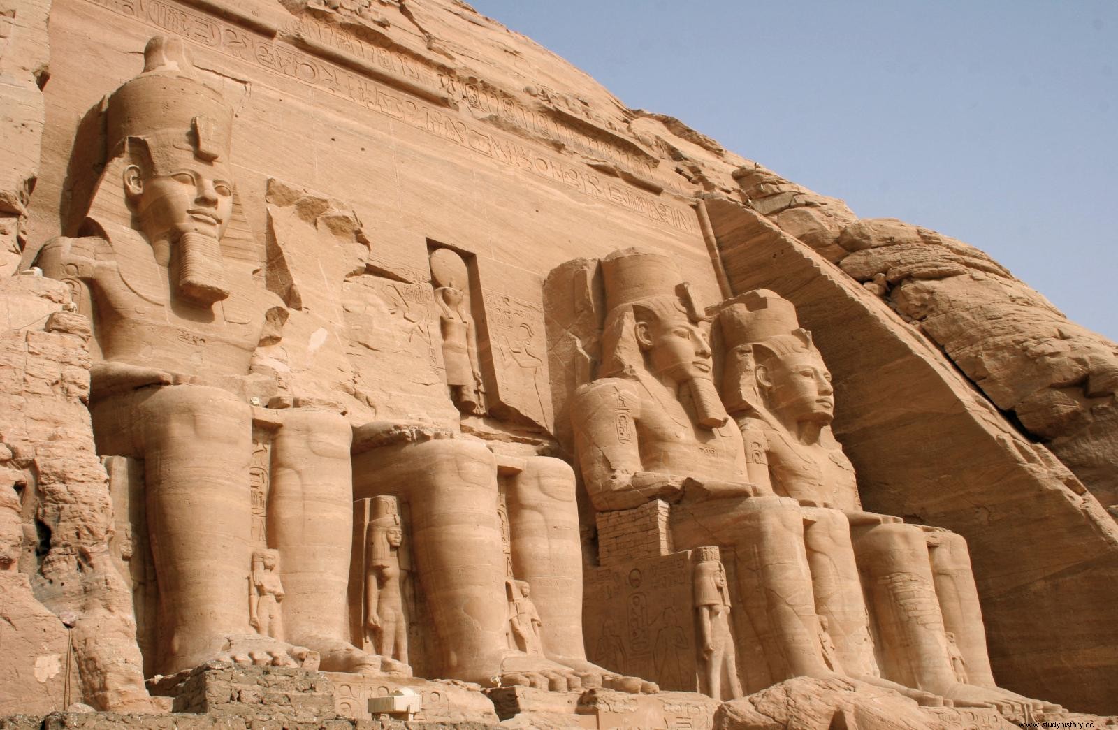 Egipto:22 de febrero, cuando la estatua de Ramsés II, en Abu Simbel, es irradiada por los rayos del sol 