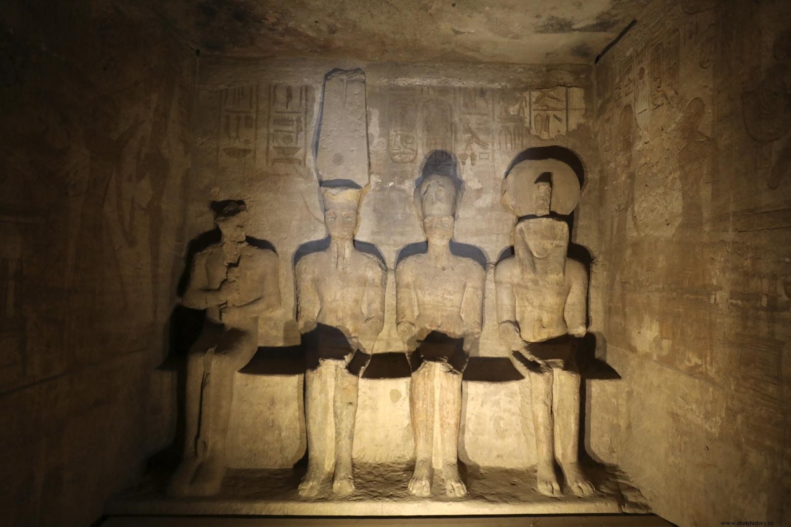 Egipto:22 de febrero, cuando la estatua de Ramsés II, en Abu Simbel, es irradiada por los rayos del sol 