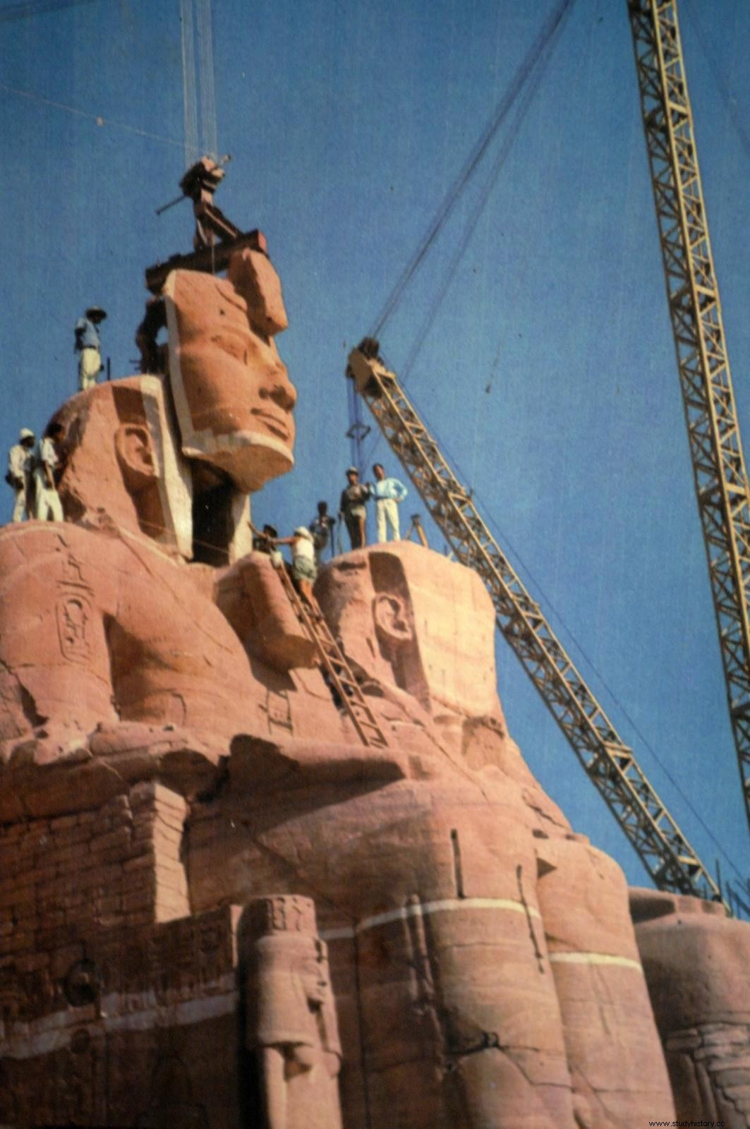 Egipto:22 de febrero, cuando la estatua de Ramsés II, en Abu Simbel, es irradiada por los rayos del sol 