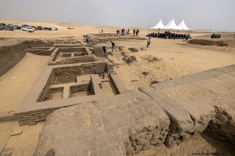 Egipto:desenterradas cinco tumbas faraónicas junto a una pirámide en Saqqara 