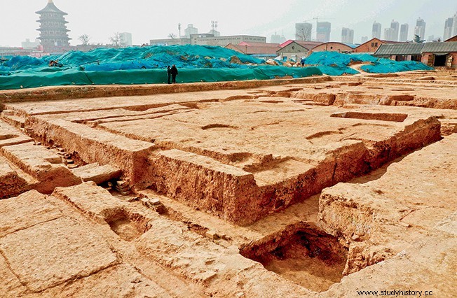 중국:고고학자들이 본 한 왕조의 전제군주 