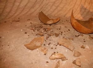 Miles de sellos, restos de un enorme archivo de papiro, encontrados en una cueva en Israel 