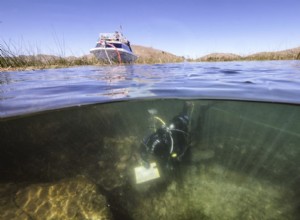 Они находят древние религиозные подношения в озере Титикака за 500 лет до прихода инков. 