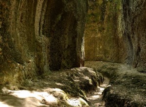 Виа Кава, таинственные тропы, прорезанные в скале этрусками или более ранними народами. 