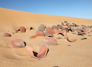 아부 발라스(Abu Ballas), 사막 한가운데에 있는 두 개의 사암 언덕, 3,000년 전의 이집트 도자기로 덮여 있음 