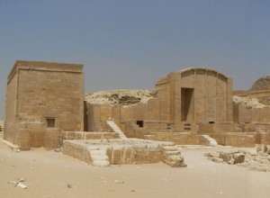 They find in Saqqara the tomb of a royal official, responsible for the secret documents of Pharaoh Userkara 