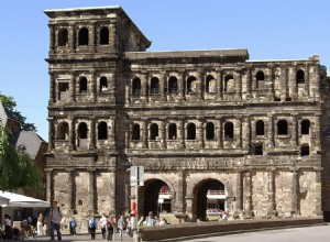 Porta Nigra, la puerta romana de las murallas de Trier que se conservó porque en ella se instaló un monje bizantino 