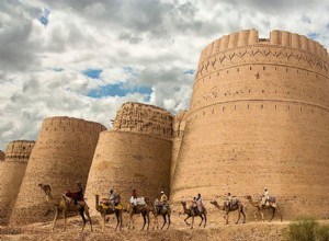 Fort Derawar, the imposing fortress in the middle of the Pakistani desert 