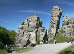 Когда Карл Великий разрушил Ирминсуль, мост, охраняемый Хеймдалем, соединявший небо и землю. 