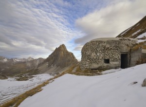 알프스의 바위에 새겨진 이탈리아의 인상적인 방어선인 알파인 성벽(Alpine Wall) 