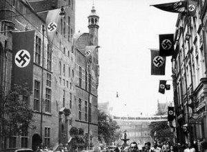 ¿Murió la madre de Janek Kos estando de fiesta con los nazis? Los polacos bombardean Gdańsk en septiembre de 1939. 