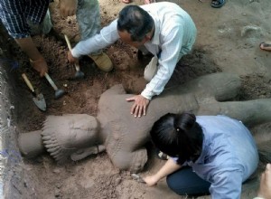 Una rara estatua descubierta en Angkor 