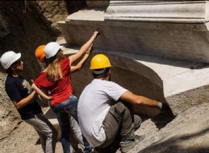 Discovery in Pompeii of the tomb of a wealthy patron who organized gladiator fights 