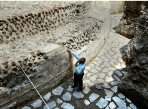 アステカの神殿と球技場がメキシコシティで発見 