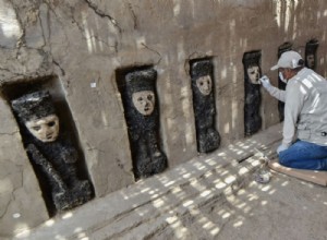 Descubrimientos en Perú de 20 fascinantes estatuillas precolombinas, con el rostro cubierto con una máscara 