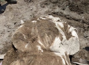 Roma, Via Alessandrina, un busto emerge de las excavaciones 